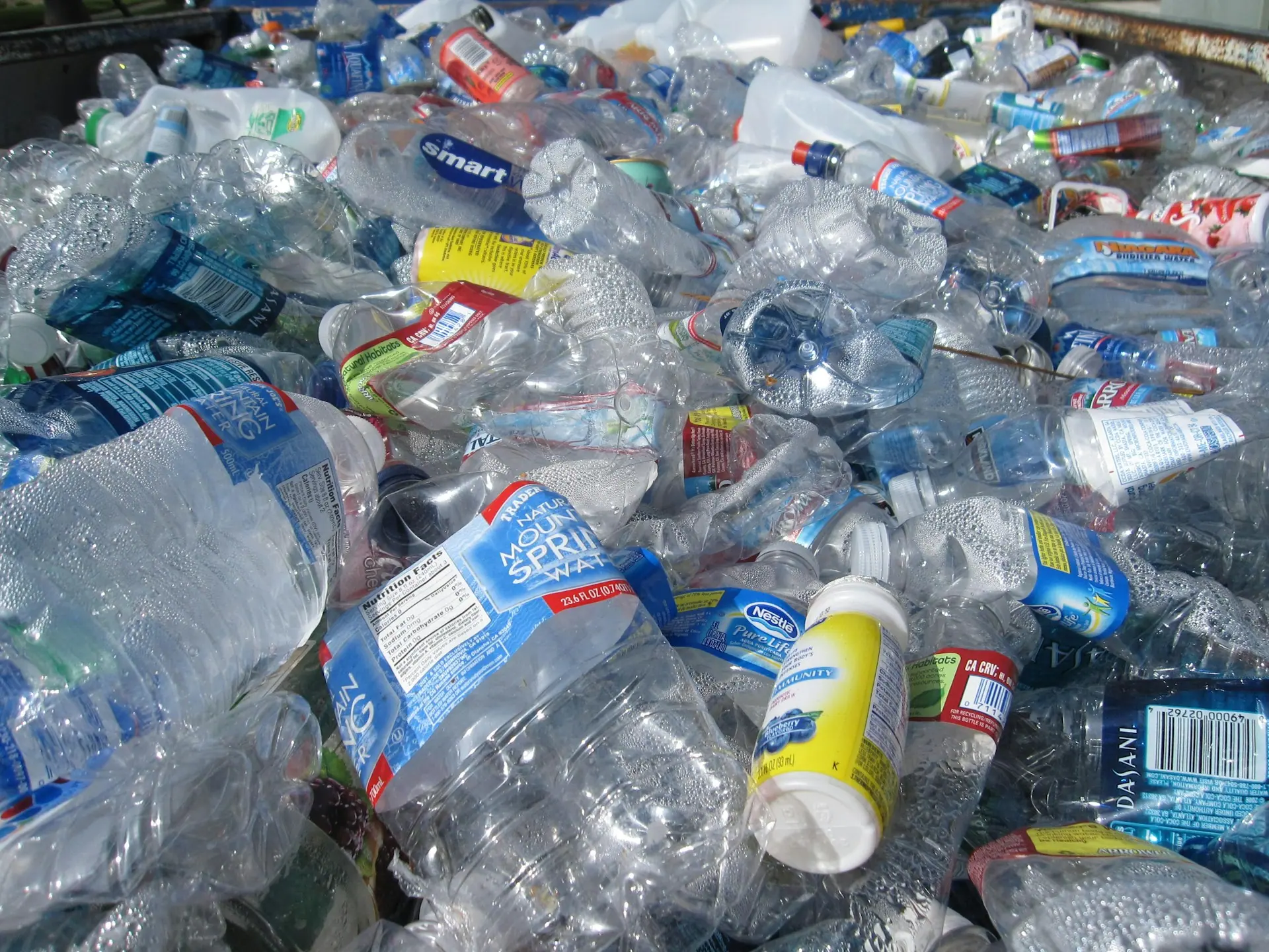Woda mineralna bez plastiku — szkło, aluminium i alternatywy dla PET